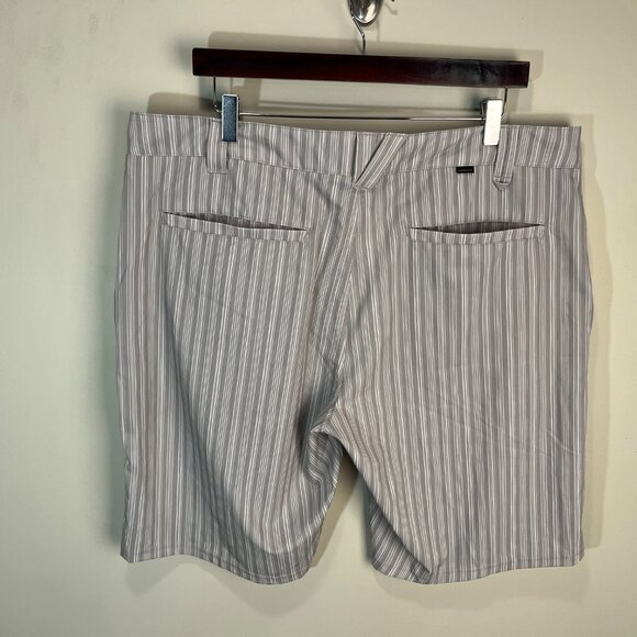 Oakley Golf Men's white, tan and black striped flat front shorts 38 11" inseam - Picture 5 of 6